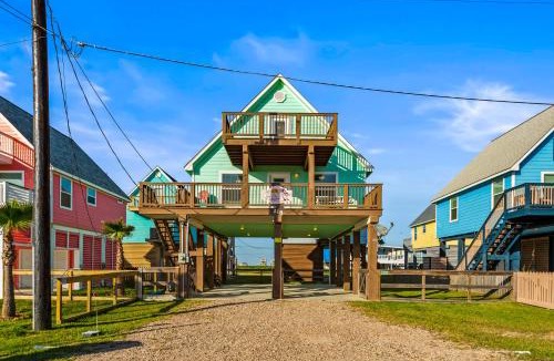 Surfside Beach House | Walk to Beach, Sunset Bay Views, Pet Friendly - Sea Me Relaxin