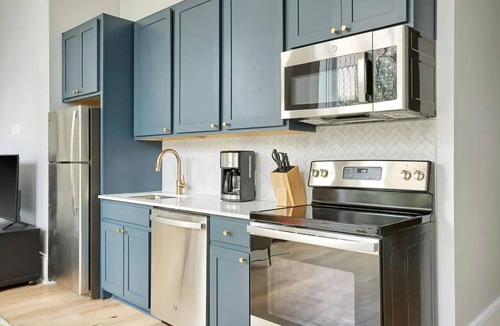 French Quarter Hotel | Walk to Bourbon St, Riverfront Park, French Qtr | Canal St Stay | The Harlequin