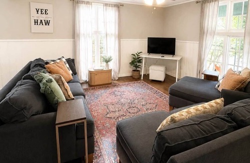 Arlington Heights House | Walk to Dickies & Will Rogers | Pet-Friendly 3BR