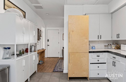Holly House | Walk to East Austin’s Best│Free Parking│Gated Dog-Friendly Yard│Bungalow for 4