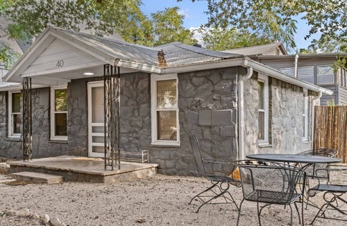 Holly House | Walk to East Austin’s Best│Free Parking│Gated Dog-Friendly Yard│Bungalow for 4