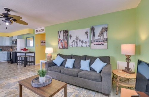 Surfside Beach House | Walk to Gulf: Surfside Beach Home w/Deck