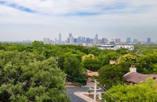 Zilker House | *Walk to Restaurants* Hot Tub | 8 Beds | Sleeps 15!