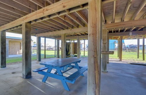 Surfside Beach House | Walk to Shore & Restaurants: Surfside Beach Home!
