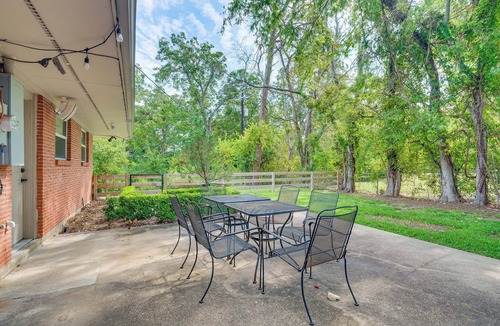 Redmond Terrace House | Walk to Texas A&M: College Station Home w/Yard!