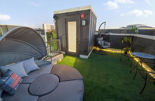 Arlington House | Walk to the Arlington stadiums from this Luxurious Condo w/Premium Amenities! Rooftop Retreat w views of stadiums, private garage, gourmet kitchen & gated entry. Book Now to stay at the New Ruby Lux Skyline Retreat in the Heart of the Arlington!