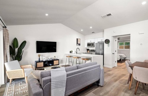 Barton Hills House | Walk to Zilker! King Bed, Putting Green, Hot Tub!