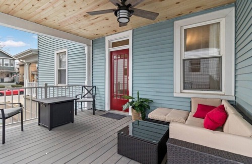 Oakley House | Walkable & Central w/1st flr bdr & bth- TVs in all rooms!