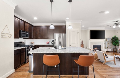 Shady Acres House | Walkable Heights 3BR Townhome + Private Putting Green. Parking & Pet-Friendly.