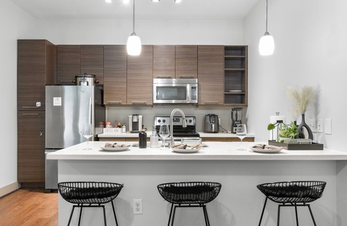 Montrose Apartment | Walkable Houston Midtown Cozy 1BR- Balcony + 3 Pools + Clubhouse & Game-room