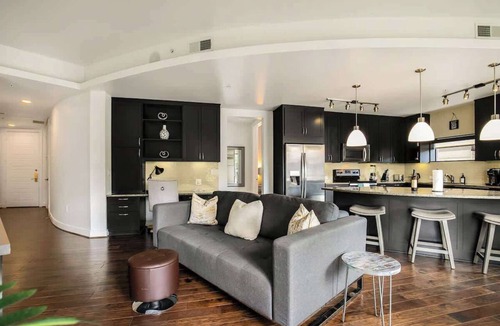 Uptown Apartment | Walkable Uptown Dallas 3BR with Pool, Pets, Wi-Fi