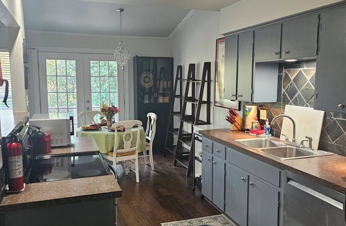 North Loop Condo | Waller Creek Condo Cottage Single Story Parking in Front Quiet & Walkable Area
