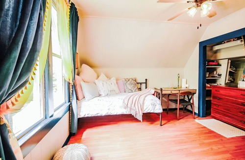 Eureka Springs Historic District Bed & Breakfast | Wanderlust Escape for the Solo Nomad in Historical B&B, WiFi & AC- The Starseed