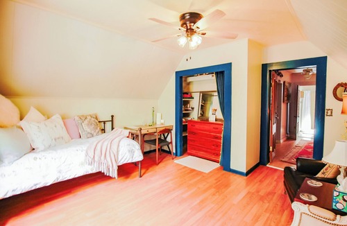 Eureka Springs Historic District Bed & Breakfast | Wanderlust Escape for the Solo Nomad in Historical B&B, WiFi & AC- The Starseed