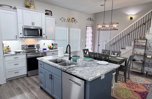 Shreveport House | Wanderlust: Modern Home with Luxury Tub & King Bed 15m to Downtown