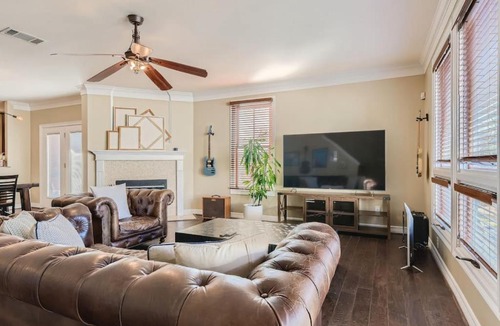 West Campus Apartment | Warm Suburban 3BR Townhome near DT