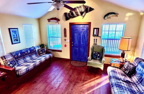Port Lavaca House | water front home on matagorda bay sleeps 8 just 1 block from boat ramp beach