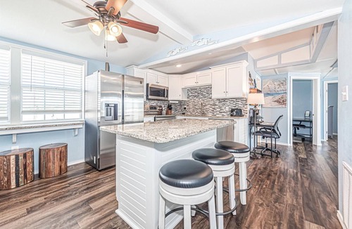 Hitchcock House | Waterfront! Amazing views! Minutes from Galveston and Kemah!