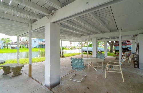 Hitchcock House | Waterfront Getaway Fishing Crabbing Kayak, 20 minutes from Galveston