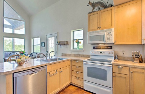 Granbury Cottage | Waterfront Home w/Boat Dock on Lake Granbury!