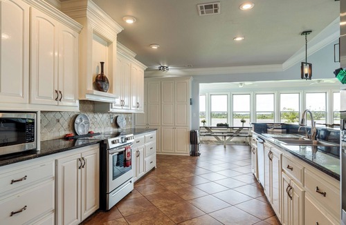 Lake Charles House | WATERFRONT Lake House w/King Beds, close to Casinos