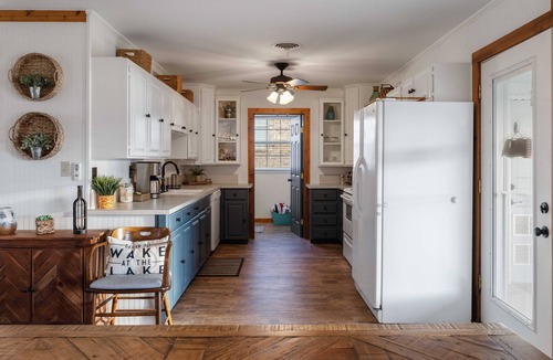Granbury Cottage | Waterfront Lake House. Sunsets! Dogs Welcome, Stocked Kitchen, KING Bed!