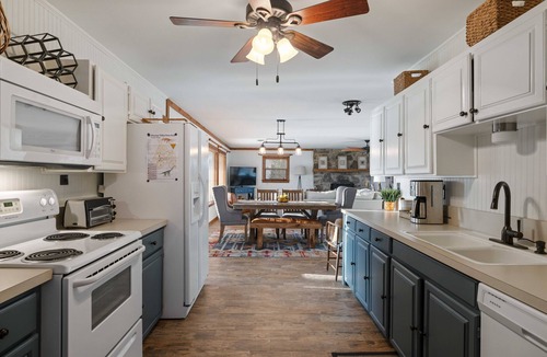 Granbury Cottage | Waterfront Lake House. Sunsets! Dogs Welcome, Stocked Kitchen, KING Bed!