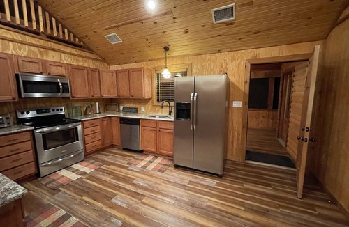 Karnack Cabin | Waterfront log cabin! 3 bed, 2 bath, 5 kayaks, sleeps 10. Boat dock, fire pit