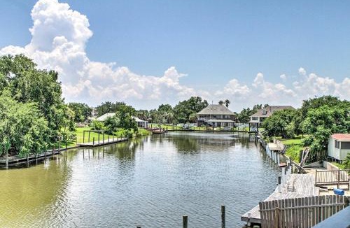 New Orleans East Area Villa | Waterfront NOLA Villa: 23 Mi to French Quarter!
