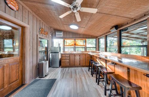 Texarkana House | Waterfront Texarkana Cabin: Tranquil Acreage