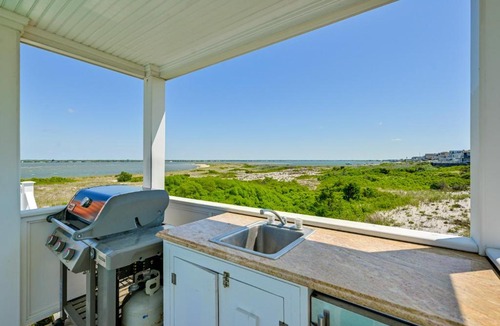 West Hampton Dunes House | Waterfront Westhampton Haven: Private Beach
