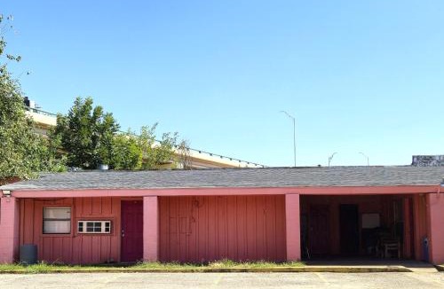 Cedar Crest Hotel | Way Side Inn by Hotel O Dallas near Fair Park Downtown