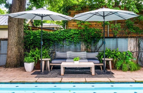 Zilker House | Welcome to your ultimate large-group retreat! Whether you’re celebrating a reunion, a weekend getaway, or a special occasion — this spacious 8-bedroom home comfortably sleeps up to 16 guests, combining comfort, fun and convenience all in one place.