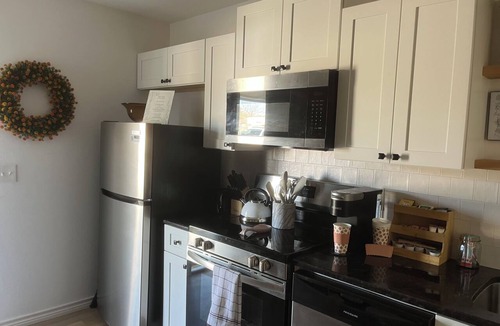 Gatesville Apartment | Welcoming apartment with AC in charming Gatesville King Bed with Twin Roll Away