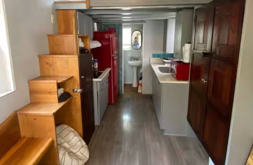 Cardinal Hills Estates Cottage | Welcoming Tiny Home with AC & Heat with Free Wi-Fi & Parking in vibrant Austin