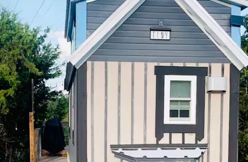 Cardinal Hills Estates Cottage | Welcoming Tiny Home with AC & Heat with Free Wi-Fi & Parking in vibrant Austin
