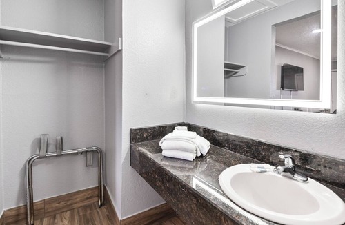 Cleburne House | Western Inn by Capital O Cleburne TX
