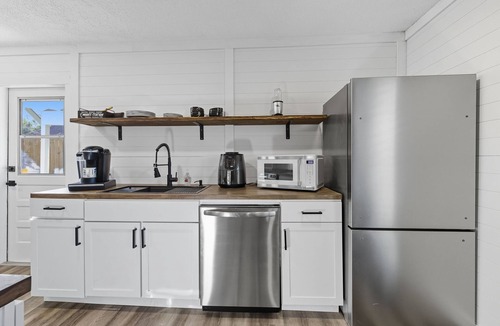Uptown House | Western Retreat – Hot Tub Hammock Near Airport