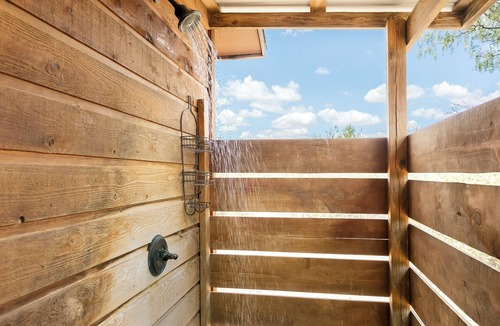 Llano Cabin | Whitetail Oaks The Hideout | Hill Country Cabin | Hot Tub | Full Kitchen | NO PETS
