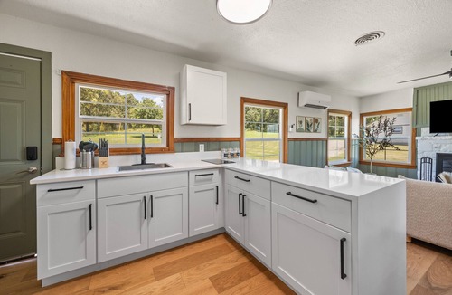Madill Cabin | Willow Heaven- LAKEFRONT Cabin getaway with a Jacuzzi in Texoma Shores Resort