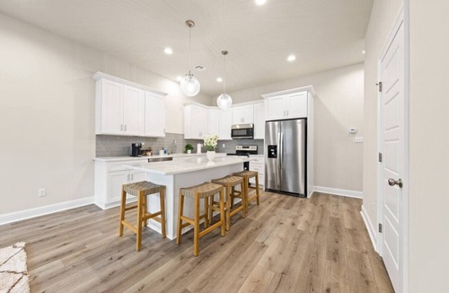 Youngsville House | Willow House KING Garage Sports Complex WiFi