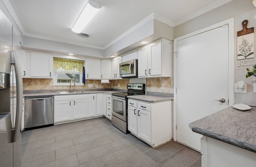 Gainesville House | WinStar Getaway: 3 bedroom 2 full bath - Sleeps 6-10 - Lot of Parking - EV Port