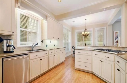 Clarksville House | WONDERFUL DOWNTOWN AUSTIN HOUSE WITH YARD IN UPSCALE QUAINT NEIGHBORHOOD