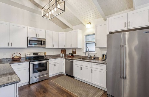 Covington House | Woodsy Cottage in Downtown