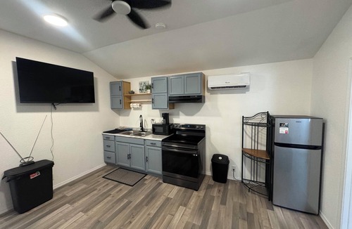Smith County Cabin | woody pines 2-bedroom cabin in amazing Tyier with cool AC breeze