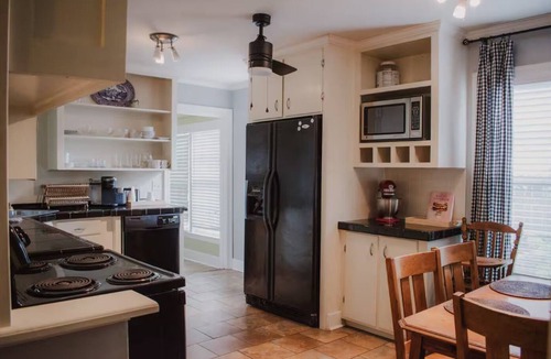 Sayles Blvd. Area House | Work Trip & Family Friendly - 3BR House in Historic Sayles. Long Term Stays