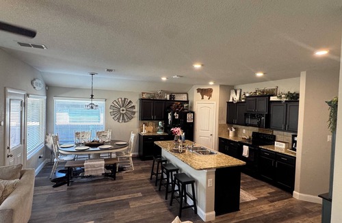 John T White House | World Cup Ready! Entire Home Sleeps 8 15 Min to Stadium