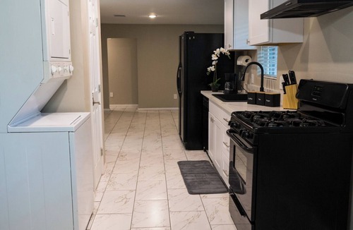 Spring Branch West House | World Cup Theme! Modern Lux 3 Bedroom House near City Center
