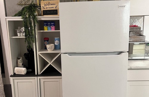 Ashdown House | XL Airjetted tub, pet free smoke free home, Ashdown AR extra Clean & cozy