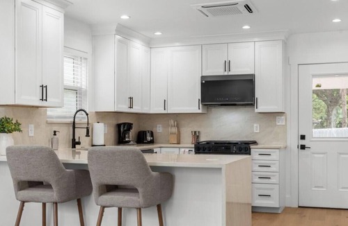Austin House | Your Cozy E Austin Retreat | New High-End 2BR Mins to Dining, Downtown & Pubs